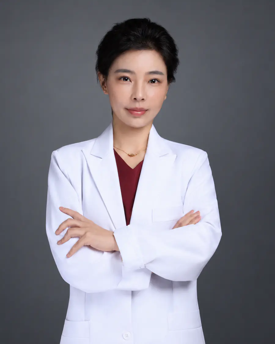 张玲医生上半身肖像